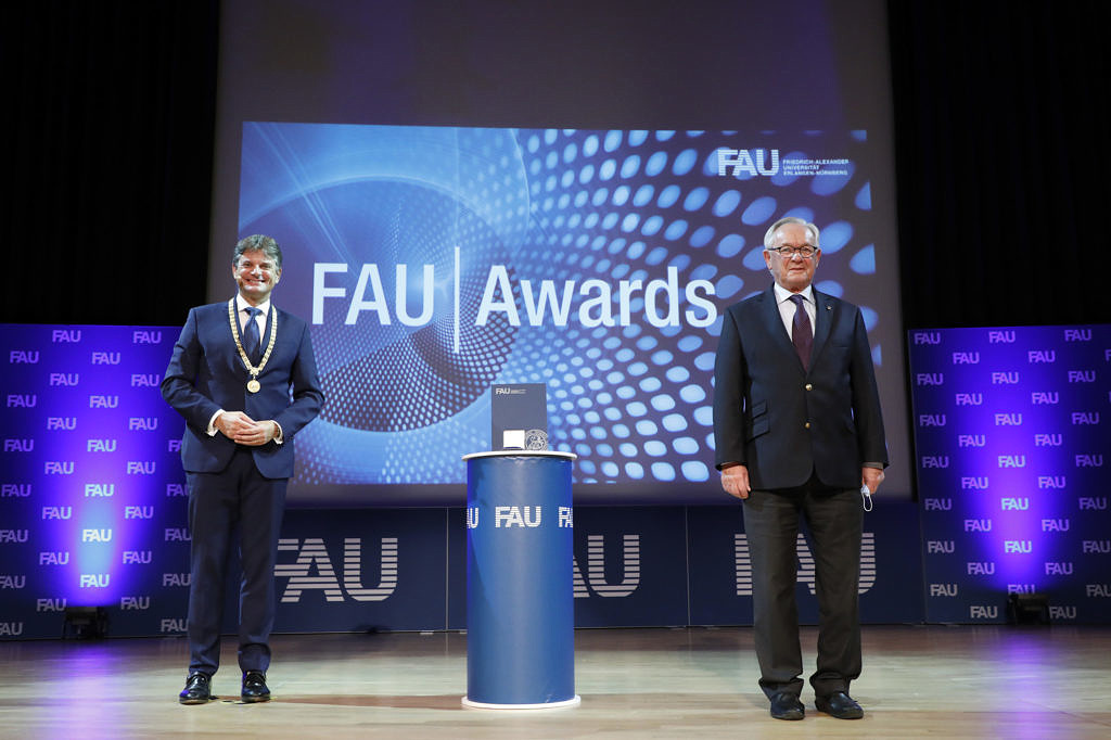 FAU Präsident und Ehrensenator Herr Dr. Polster auf der Bühne bei den FAU Awards 2020