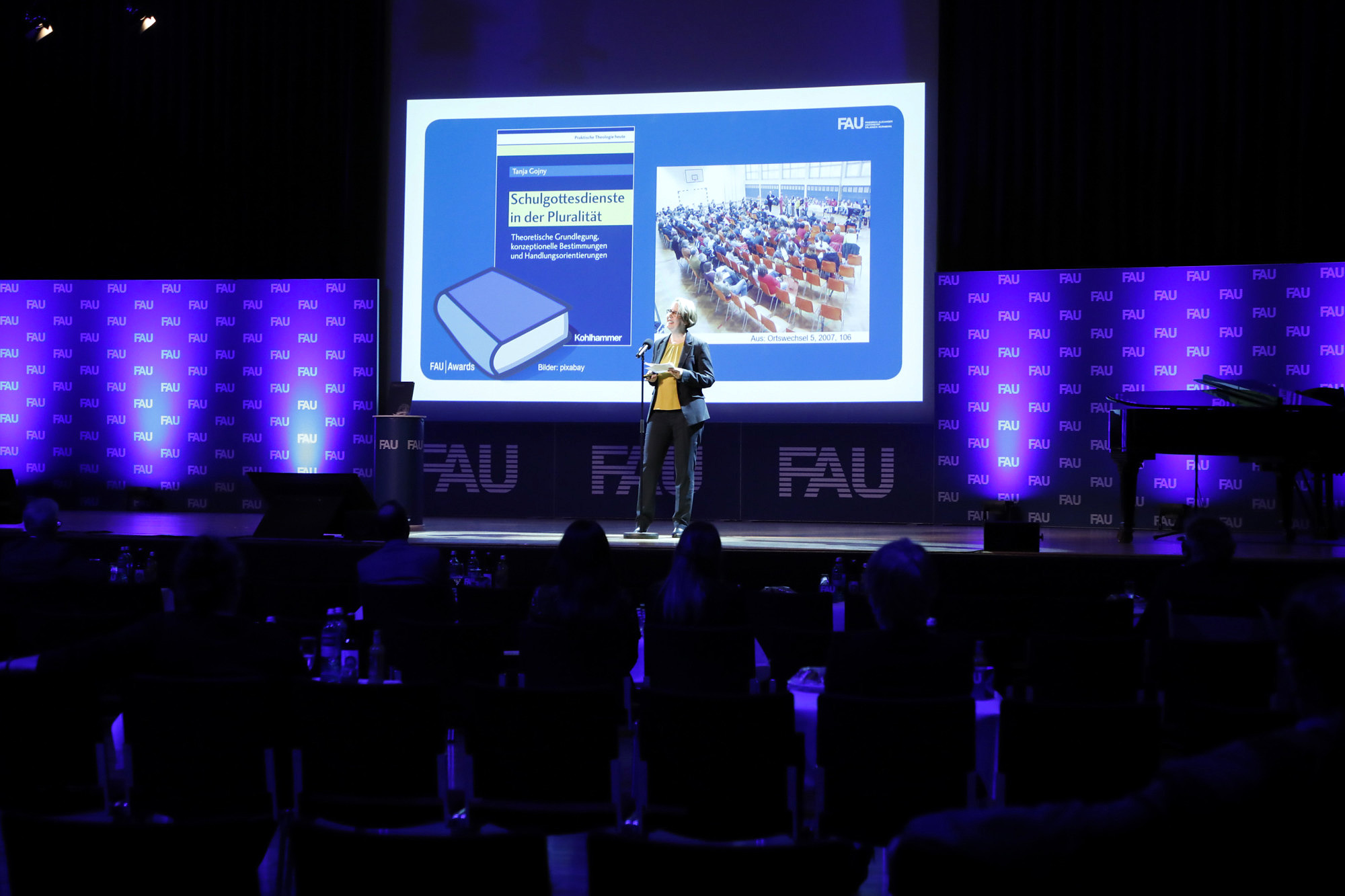 Habilitationspreisträgerin PD Dr. Tanja Gojny während ihres Science Slams bei den FAU Awards 2020