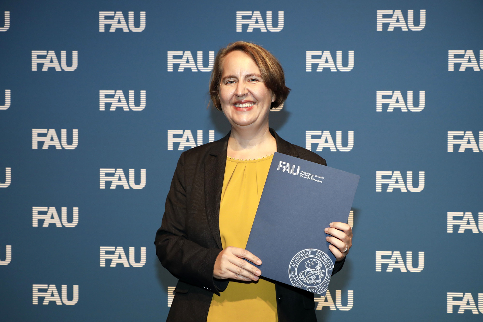 Portait PD Dr. Tanja Gojny mit Urkunde