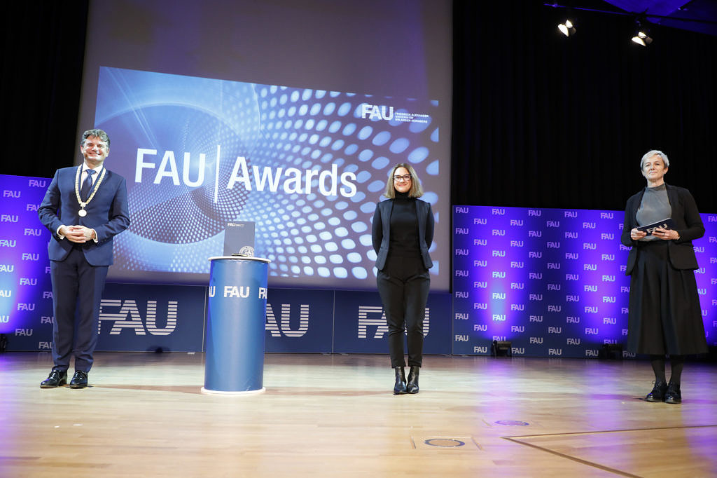 FAU Präsident Prof- Dr. Hornegger und Vizepräsidentin Education Prof. Dr. Bärbel Kopp gemeinsamit der FAU-Lehrpreisträgerin Silvia Viola Kusminskiy, Ph.D. bei den FAU Awards 2020