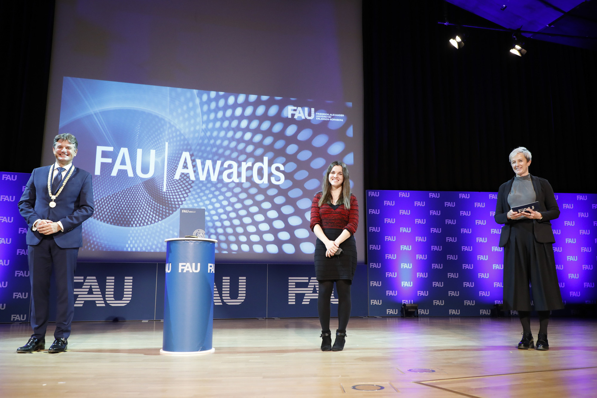 FAU Präsident Prof- Dr. Hornegger und Vizepräsidentin Education Prof. Dr. Bärbel Kopp gemeinsamit der FAU-Lehrpreisträgerin Eva Altenhöfer bei den FAU Awards 2020