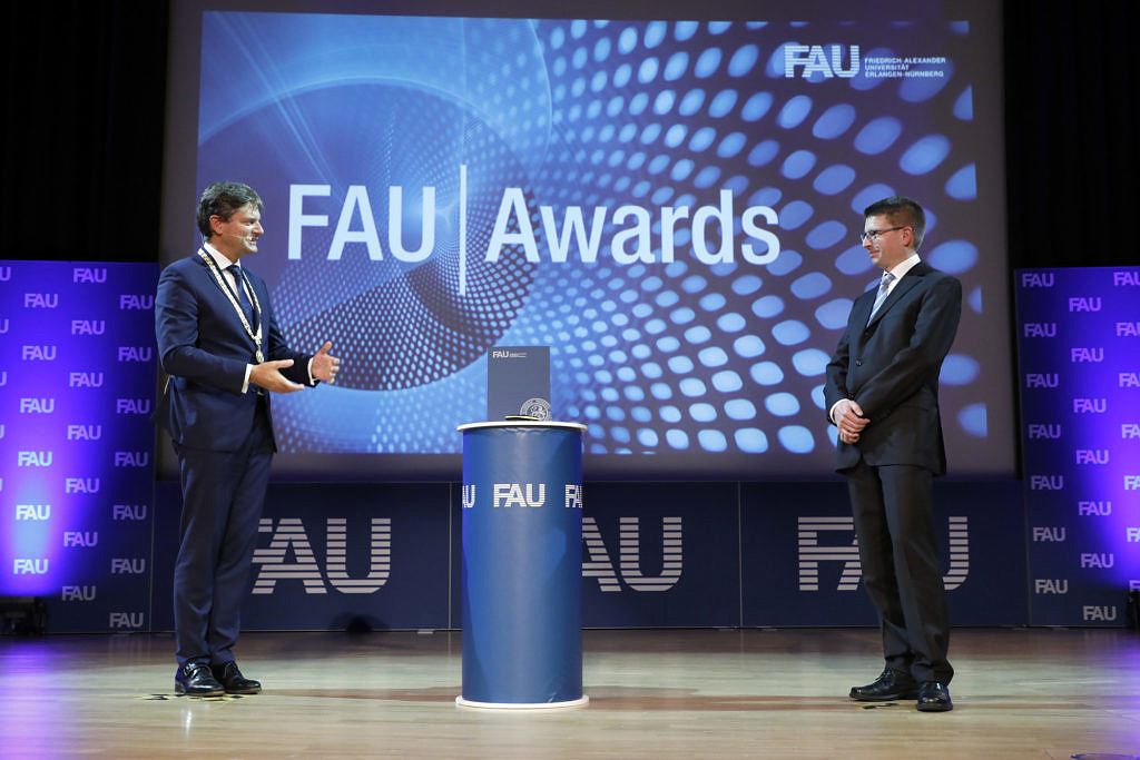FAU Präsident Prof- Dr. Hornegger mit FAU-Lehrpreisträger Dr. Christian Ehli bei den FAU Awards 2020