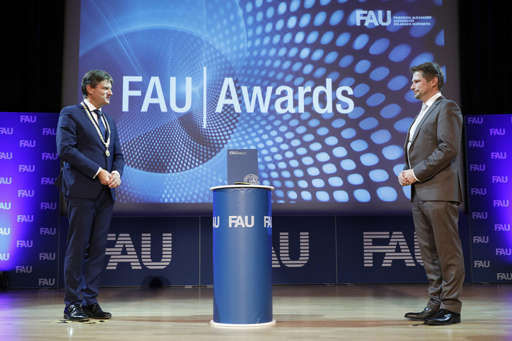 FAU Präsident Prof. Dr. Hornegger mit FAU-Lehrpreisträger Dr. rer. nat. Stephan E. Wolf
