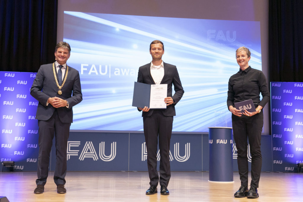 FAU Präsident Prof. Dr. Hornegger mit FAU-Lehrpreisträger Dominik Muntzinger und Vizepräsidentin Prof. Dr. Bärbel Kopp