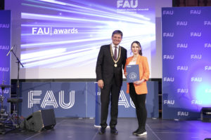 Foto der Schüßler-Preisträgerin gemeinsam mit FAU Präsident bei den FAU Awards 2022