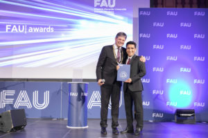 Foto des DAAD-Preisträgers zusammen mit dem FAU Präsidenten bei den FAU Awards 2022