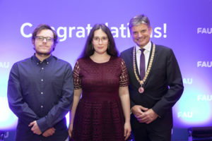 Foto der President's Welcome Awards Preisträger/-in gemeinsam mit FAU Präsident bei den FAU Awards 2022